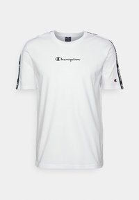 Hvid bomulds T-shirt med korte ærmer, med et sort "Champion" logo på brystet og sort-hvide stribede detaljer langs ærmerne.