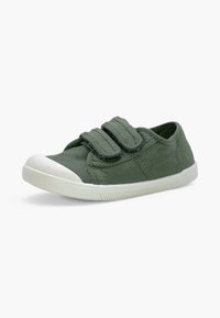 Baskets enfant en tissu vert avec semelle et bout en caoutchouc blanc, équipées de deux bandes Velcro réglables pour la fermeture.