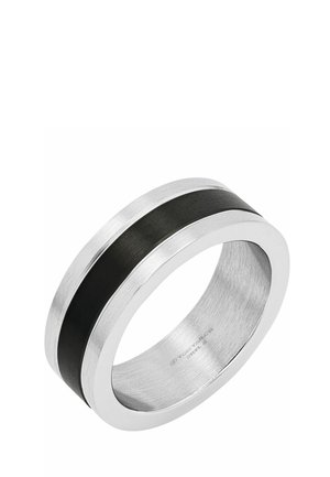 Brede zilveren metalen ring met een glad zwart ingelegd band in het midden, met een geborstelde structuur aan zowel de binnen- als buitenkant.