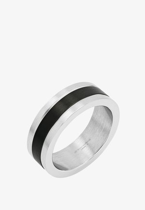 Brede zilveren metalen ring met een glad zwart ingelegd band in het midden, met een geborstelde structuur aan zowel de binnen- als buitenkant.