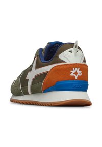 Scarpa sportiva verde e marrone con dettagli bianchi, tacco in camoscio arancione, linguetta blu e suola testurizzata. Presenta logo e linguetta di estrazione.
