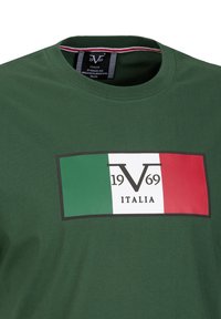 Groene katoenen T-shirt met ronde hals, voorzien van een rechthoekige graphic van de Italiaanse vlag en de tekst "V 1969 ITALIA" in zwart.