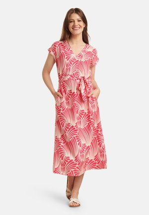 Maxikleid mit tiefem V-Ausschnitt, kurzen Ärmeln und einem Bindegürtel. Hat einen pink- und cremefarbenen Blätterdruck, besteht aus leichtem Stoff und verfügt über Taschen.