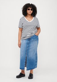 Tommy Hilfiger Curve SLIM CODY - Camiseta básica - ecru/dark night navy