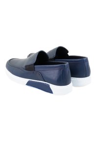 Marineblaue Leder-Slipper mit elastischen Seitenpaneelen, weißen Gummisohlen und glatter Textur. Merkmale sind gestickte Details und ein flaches Profil.