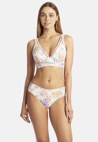 Bloemig bikini-set met een v-hals bralette met kanten rand en bijpassende high-waisted broekjes. Het ontwerp bevat pastel bladeren in paars, oranje en groen.