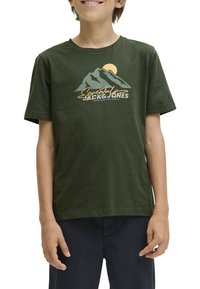 T-shirt en coton vert à manches courtes, avec un graphique de montagne, une icône de soleil et le texte "Essentials Jack & Jones" dans des couleurs claires.