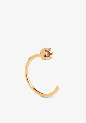 Guld åbent ring med en lille lilla ædelsten sat i en kloindfatning på en hvid baggrund.