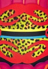 Impression colorée présentant un motif courbé rouge sur un fond de léopard vert et noir, avec des rayures horizontales jaunes, noires et bleues.