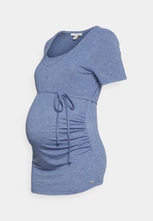 Modrý těhotenský top s krátkým rukávem a kulatým výstřihem, bočním řasením a nastavitelným páskem, vystavený na bílém pozadí.