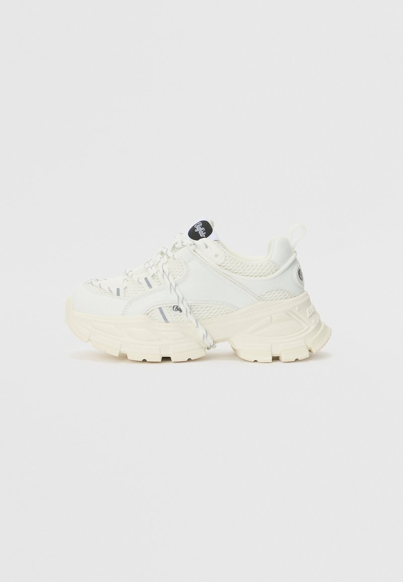 Sapatilhas brancas com um upper em malha texturizada, sola robusta e detalhes em riscas. Apresenta atacadores trançados e um logótipo preto na lingueta.