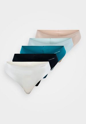 Vijf paren dames hipsterondergoed in verschillende kleuren: beige, lichtblauw, teal, donkerblauw en wit. Glad stof met Calvin Klein-logo.