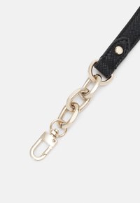 Cintura nera con texture, dotata di accessori in metallo dorato, inclusi un gancio a molla e catene ad anelli interlock.