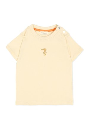 Maglietta crema a maniche corte per bambini piccoli con piccolo logo beige sul petto e due bottoni a pressione argentati sulla spalla sinistra.