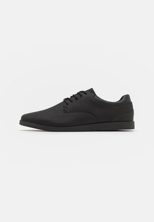 Pier One, Chaussures à lacets - black