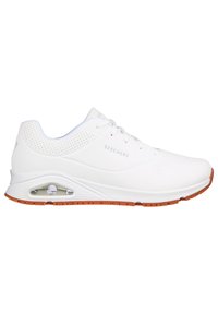 Biele športové topánky Skechers so hladkým syntetickým zvrškom, perforovanými akcentmi a gumovou podrážkou s priehľadným detailom vzduchového vankúša.