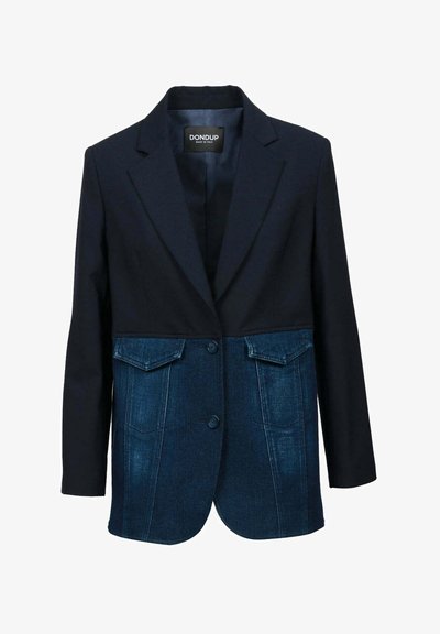 Blazer blu navy con sezione inferiore in denim, caratterizzato da due tasche frontali e una chiusura con due bottoni. Mix di tessuto liscio e denim strutturato.