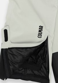 Světlounce šedá látka s černou vnitřní podšívkou, zipem a páskem na suchý zip, s nápisem "COLMAR" na vnější látce.