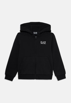 Schwarze Rei�ßverschluss-Hoodie aus weichem Stoff, mit Kapuze, zwei Fronttaschen und einem kleinen weißen EA7-Logo auf der linken Brust.