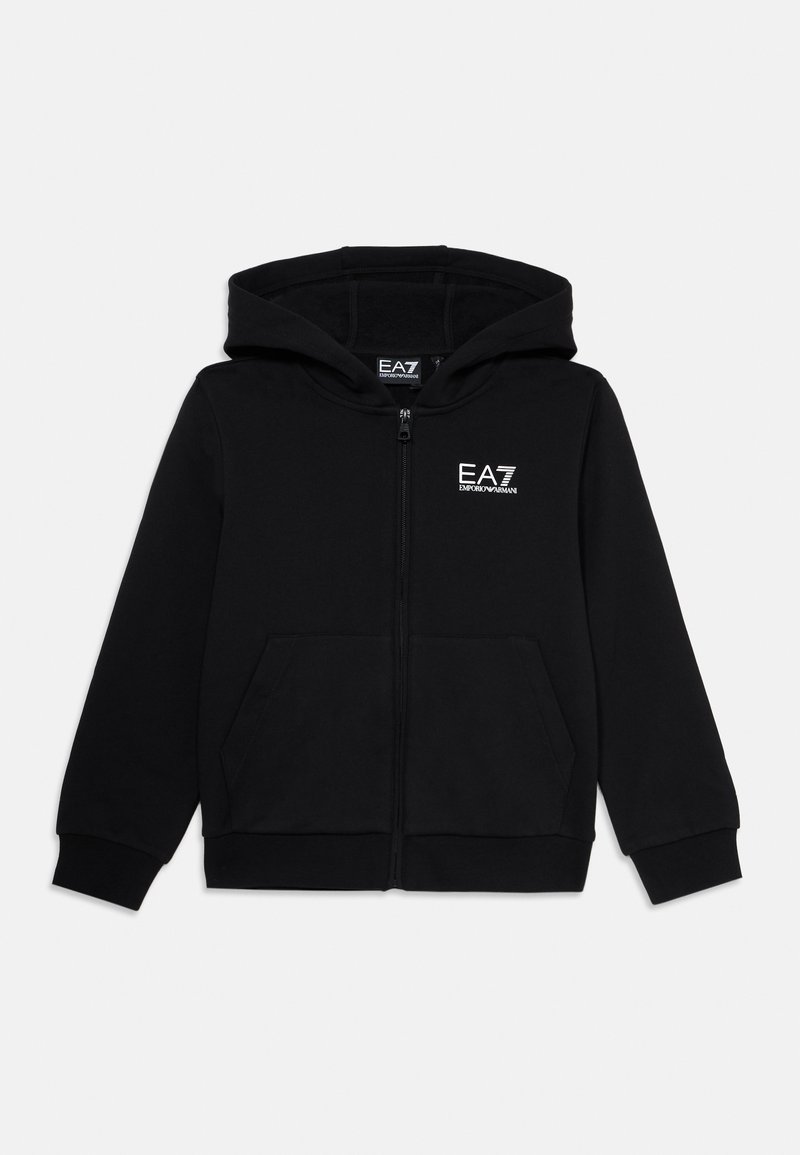 Schwarze Reißverschluss-Hoodie aus weichem Stoff, mit Kapuze, zwei Fronttaschen und einem kleinen weißen EA7-Logo auf der linken Brust.