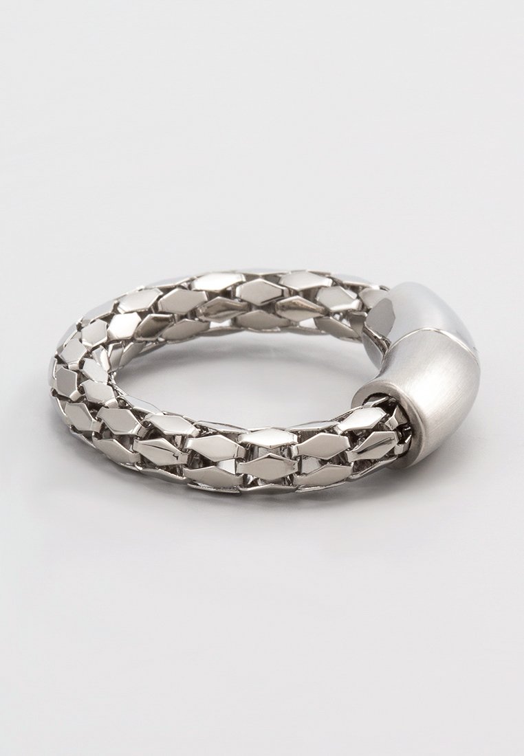 Silber geflochtener Metallring mit einem glatten, abgerundeten Verschluss. Verfügt über rautenförmige Glieder und eine polierte Oberfläche.