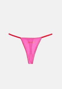Roze stringondergoed met rode accenten, gemaakt van doorschijnend materiaal, met een golvende rand en het "Juicy Couture" logo in goud aan de voorkant.