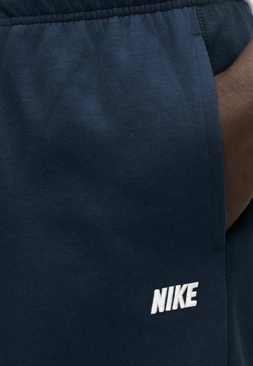 Nike CLUB VARSITY PANT - Tracksuit bottoms - obsidian/dark obsidian/white — photo 6