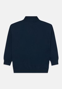 Maglione lavorato a maglia blu navy con colletto a coste, maniche lunghe e polsini e orlo a coste, caratterizzato da una texture liscia e privo di motivi.
