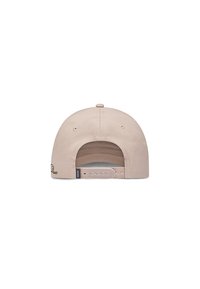 Beige színű baseball sapka sima anyaggal, ívelt csúccsal, hátul állítható műanyag pánttal és hímezett logóval.