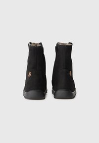 Schwarze Knöchelstiefel aus Wildleder mit strukturierter Oberfläche, ausgestattet mit einem Reißverschluss und einem weichen Innenfutter sowie einer robusten Gummisohle.