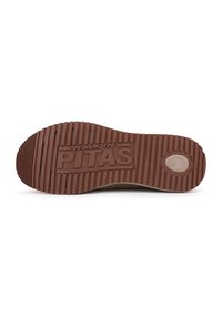 Suela de zapato de goma en marrón con textura estriada. Presenta "WALK IN PITAS" grabado de manera prominente. Bordes redondeados y detalle del logotipo ovalado.