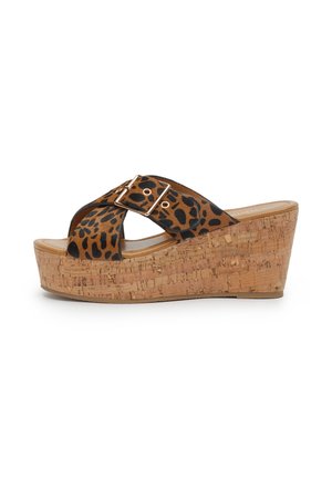 Sandalo con zeppa con suola platform in sughero e cinturini marroni con stampa leopardata incrociati con fibbia dorata sul lato.
