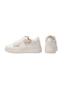 Weiße Sneakers mit floralen Mustern, weichem Material, flacher Sohle und Schnürung vorne. Hinten befindet sich ein Schlaufen-Tag für ein einfaches Anziehen.