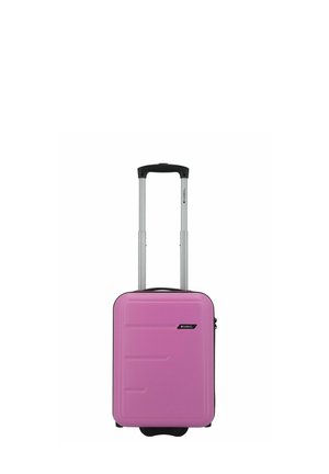 Roze harde koffer met een glad oppervlak, drie horizontale lijnen in reliëf op de voorkant, telescopische metalen handgreep en twee zwarte wielen.