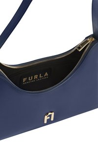 Niebieska torebka z prawdziwej skóry o gładkiej fakturze, złotymi akcentami, zamykana na zamek, z wewnętrzną metką z nazwą marki.