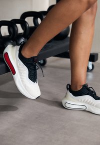 Unselected, white clay/black