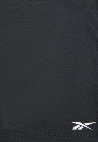 Svart kortärmad träningströja i slätt material, med en liten vit logotyp längst ner till höger och minimala sömnadsdetaljer.