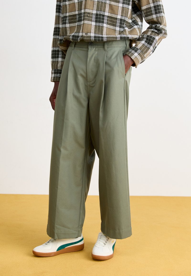 Obey Clothing OLIVER PLEATED - Trousers - tea leaf