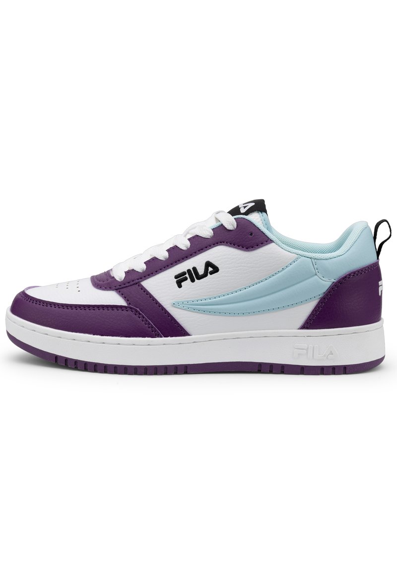 Lila, weiß und hellblaue Sportschuhe aus Kunstleder, mit runder Zehenform, Perforationen im Zehenbereich und strukturiertem Außensohle.