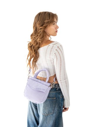 Sac à main puffy violet clair avec deux poignées et des accins en argent, présentant un rabat avec le nom de la marque "EXPATRIE" embossé dessus.