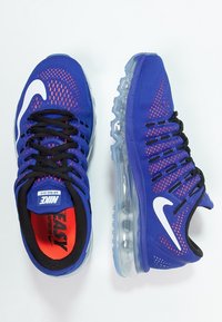 Sneakers Nike Air Max 2016 in rete blu con dettagli neri, swoosh bianco e suola con cuscinetto d'aria trasparente. Presentano un interno rosso e lacci neri.
