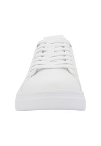 Scarpa sportiva bianca con tomaia in pelle liscia, lacci testurizzati, punta rotonda e suola piatta in gomma, vista frontale.