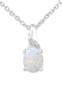 Srebrny naszyjnik z owalnym wisiorkiem opalowym, prezentującym irydujące kolory, zaakcentowany małymi, przezroczystymi kamieniami szlachetnymi oraz płynny design.