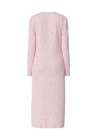 Dolga obleka v svetlo roza barvi z teksturirano vzorcem. Ima okroglo ovratnik in stranske razpoke na robu za večjo gibljivost.