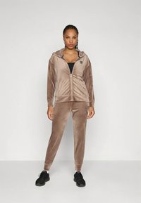 DKNY MID RISE SLIM FIT JOGGER TWO TONE RHINESTONE LOGO - Dresside alumine osa - taupe