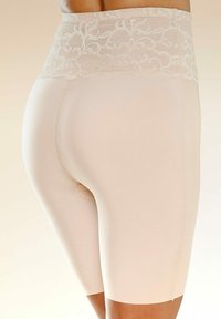 Beige corrigerende shorts met een kanten tailleband, voorzien van een gladde stof, een aansluitend ontwerp en een midden-dij lengte, voor een naadloze uitstraling.