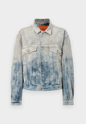 Svetlo modra acid-wash jeans jakna z gumbi za zapiranje, dvema poklopnima žepoma na prsih, ovratnikom in dolgimi rokavi na belem ozadju.