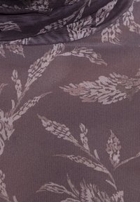 Genomskinligt tyg med en lavendelfärgad bakgrund, med ett fint blommönster i ljusare nyanser som liknar blad och stjälkar.