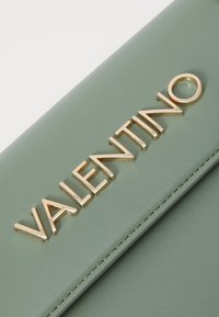 Valentino Bags NAMMOS - Soma ar siksnu pāri ķermenim - oliva