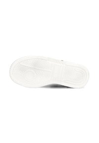 Weiße Gummisohle für Sneakers mit strukturiertem Grippattern, kreisförmigem Akzent und Fischgrät-Profil. Glatte Oberfläche ohne sichtbare Markenkennzeichnung.